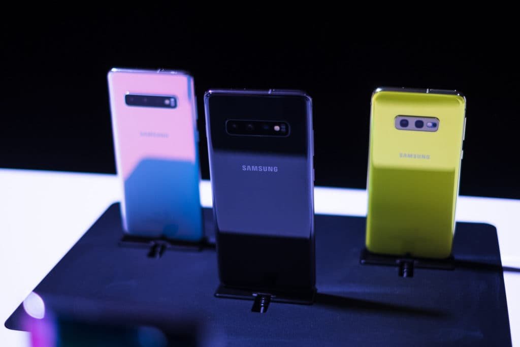 Samsung Galaxy S10 on display