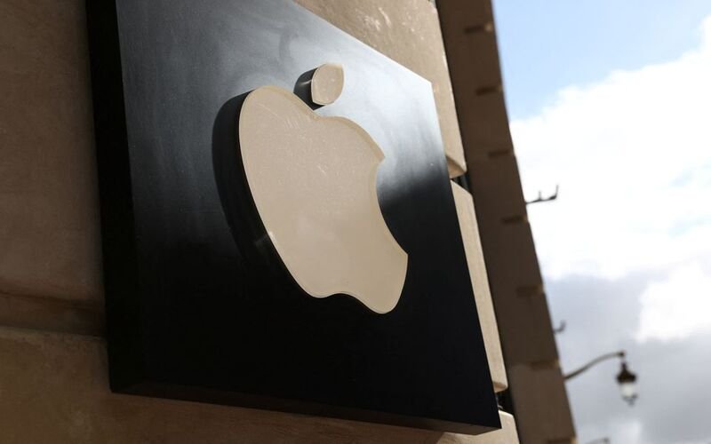 An Apple logo is pictured outside an Apple store in Lille, France, September 13, 2023. REUTERS/Stephanie Lecocq/File Photo