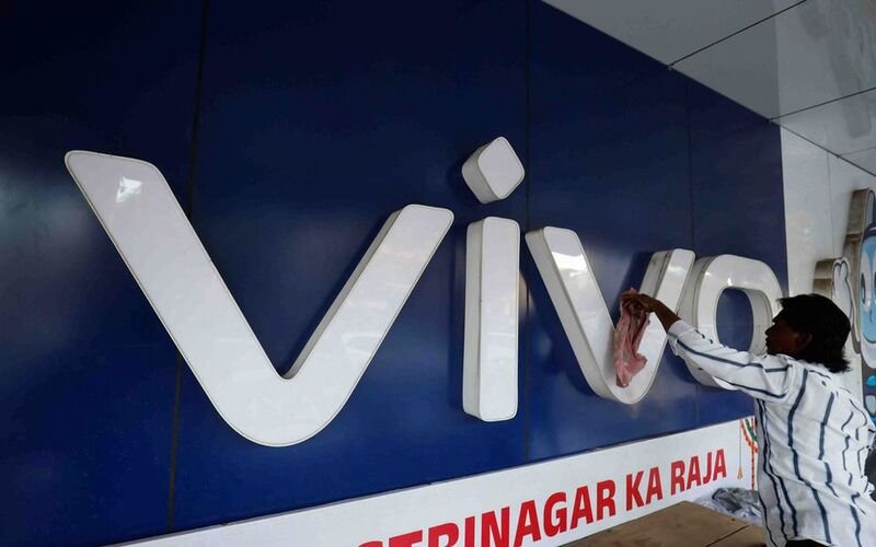 A man cleans the logo of a Chinese smartphone brand Vivo outside a store in Ahmedabad, India, October 10, 2023 REUTERS/Amit Dave/File photo