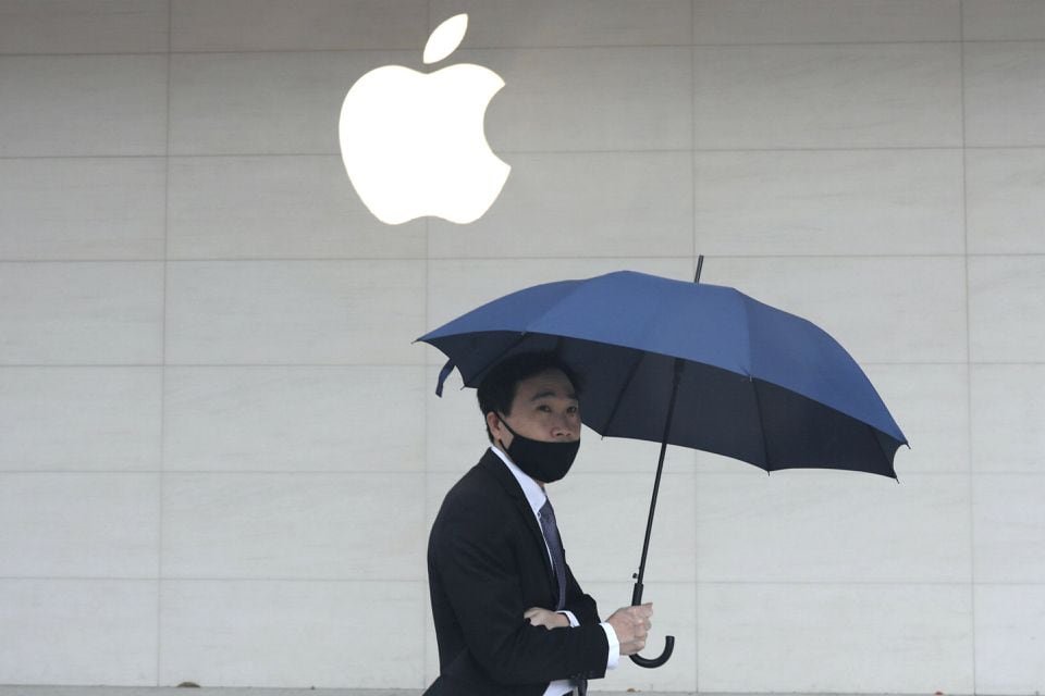 Man walks past an Apple store in Taipei, Taiwan October 20, 2020. Picture taken October 20, 2020. REUTERS/Ann Wang