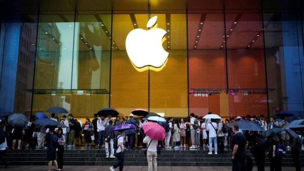 People stand outside an Apple Store as Apple's new iPhone 15 officially goes on sale across China, in Shanghai, China September 22, 2023. REUTERS/Aly Song