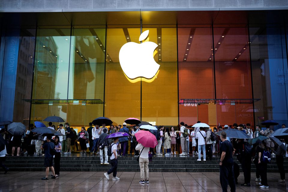 People stand outside an Apple Store as Apple's new iPhone 15 officially goes on sale across China, in Shanghai, China September 22, 2023. REUTERS/Aly Song