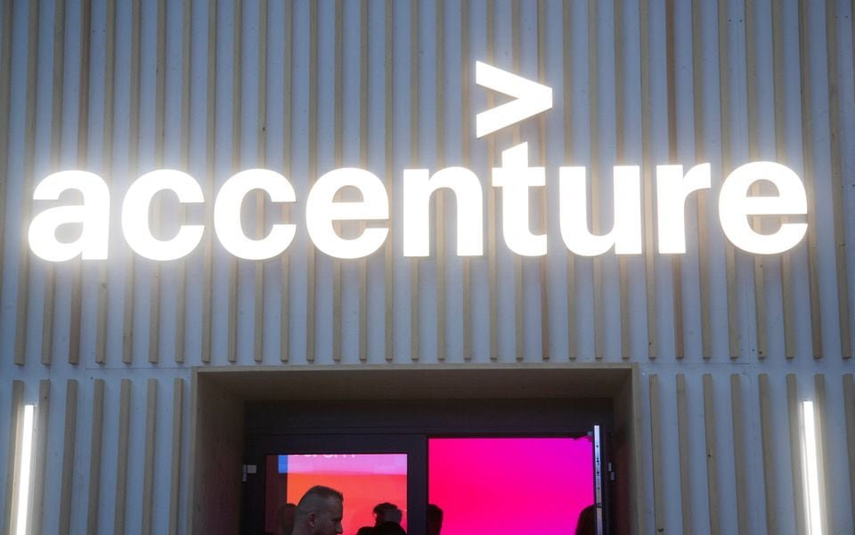 The logo of Irish services and consulting company Accenture is seen at an temporary office during the World Economic Forum 2022 (WEF) in the Alpine resort of Davos, Switzerland May 25, 2022. REUTERS/Arnd Wiegmann/File Photo