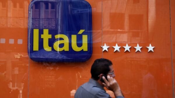 A man walks past an Itau Unibanco logo in Rio de Janeiro, Brazil September 6, 2017. REUTERS/Pilar Olivares/File Photo A man walks past an Itau Unibanco logo in Rio de Janeiro, Brazil September 6, 2017. REUTERS/Pilar Olivares/File Photo