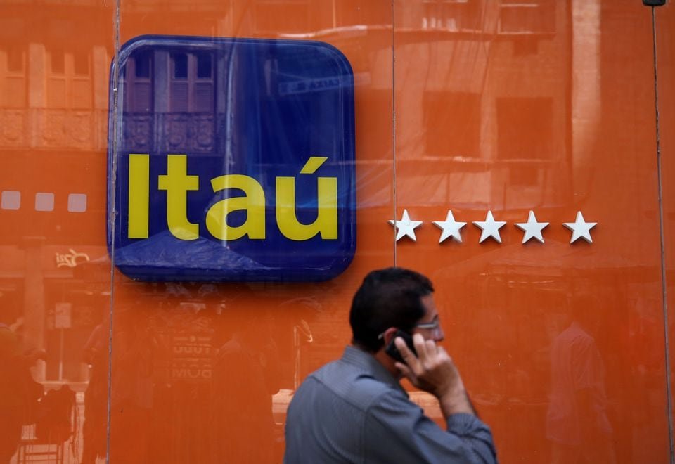 A man walks past an Itau Unibanco logo in Rio de Janeiro, Brazil September 6, 2017. REUTERS/Pilar Olivares/File Photo A man walks past an Itau Unibanco logo in Rio de Janeiro, Brazil September 6, 2017. REUTERS/Pilar Olivares/File Photo